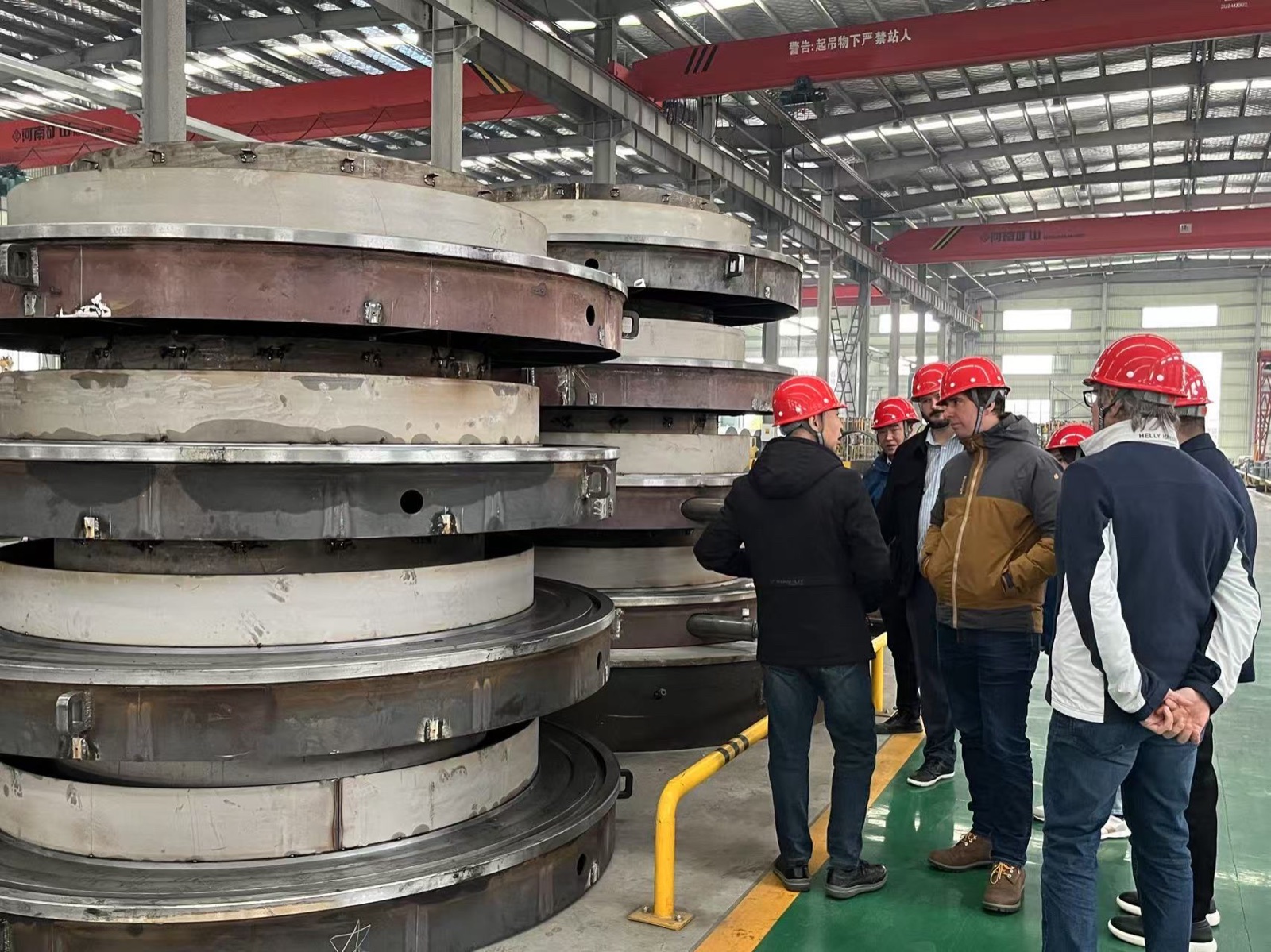 ممثلو العميل يراجعون مكونات الفرن خلال تدقيق المصنع في Hengyuan.